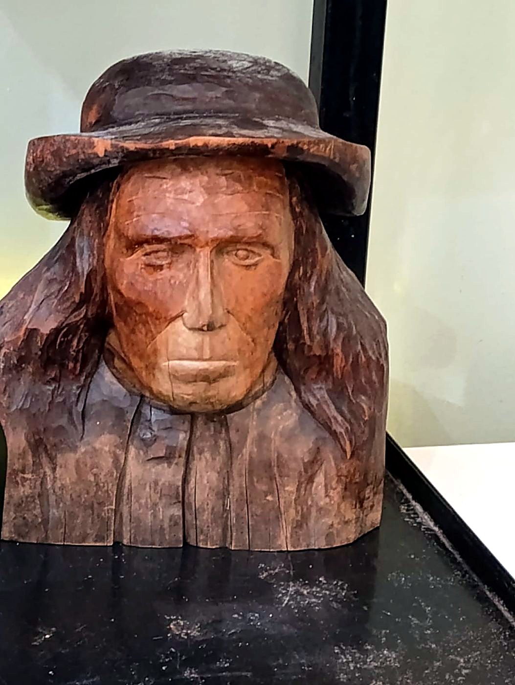 Buste folklorique en bois sculpté, une des pièces de la collection